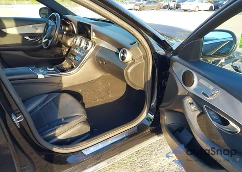 2020 Mercedes-Benz C 300 z USA, uszkodzony, nr VIN 55SWF8DB1LU323688